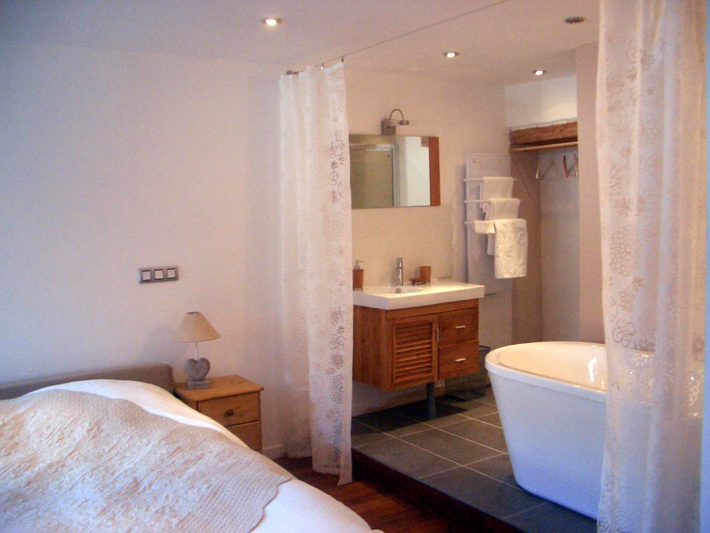 La chambre Lin avec sa salle de bains ouverte sur la chambre