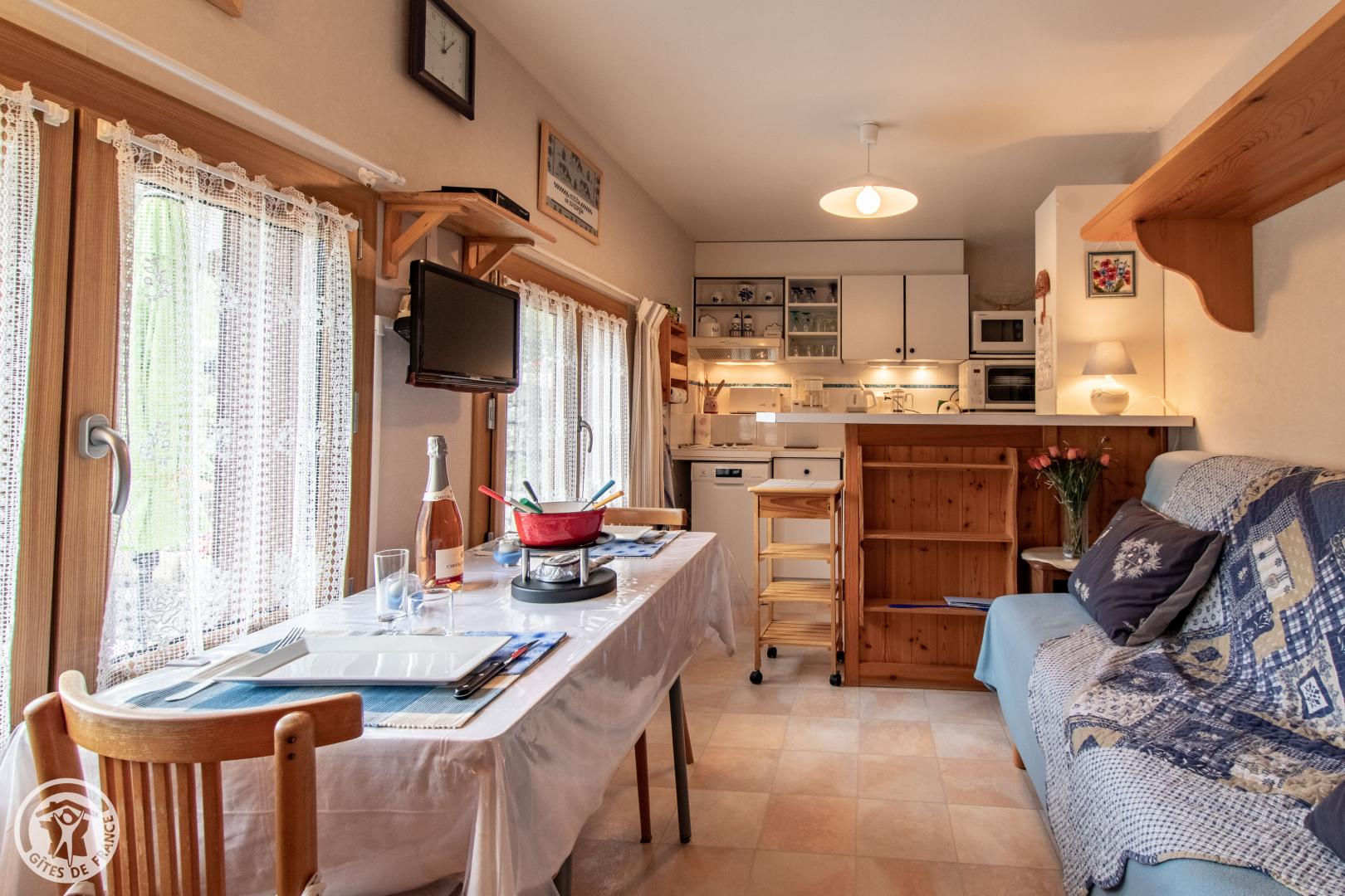 Le chalet en &eacute;t&eacute;, sur fond de cha&icirc;ne des Aravis
