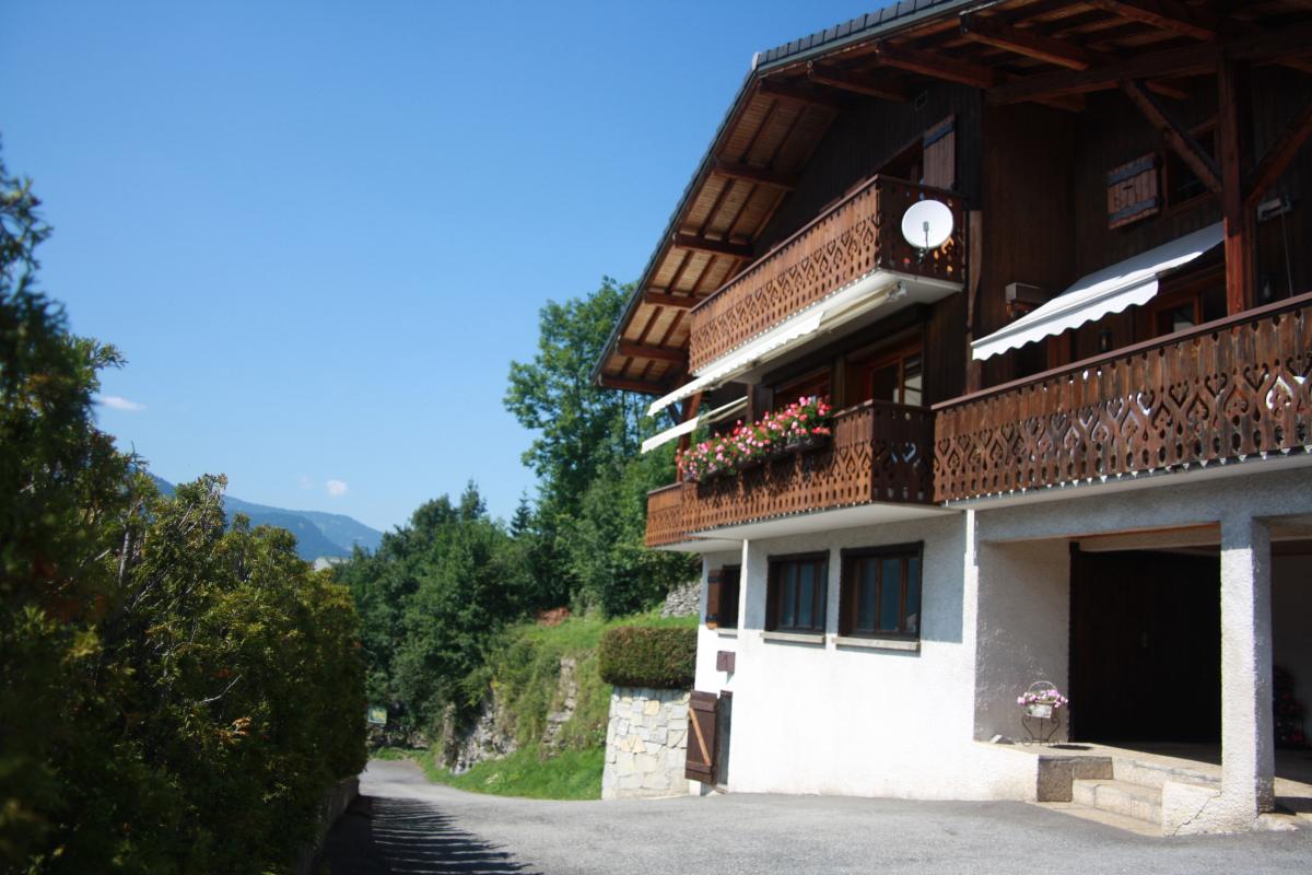 Autre vue du chalet depuis la route.
