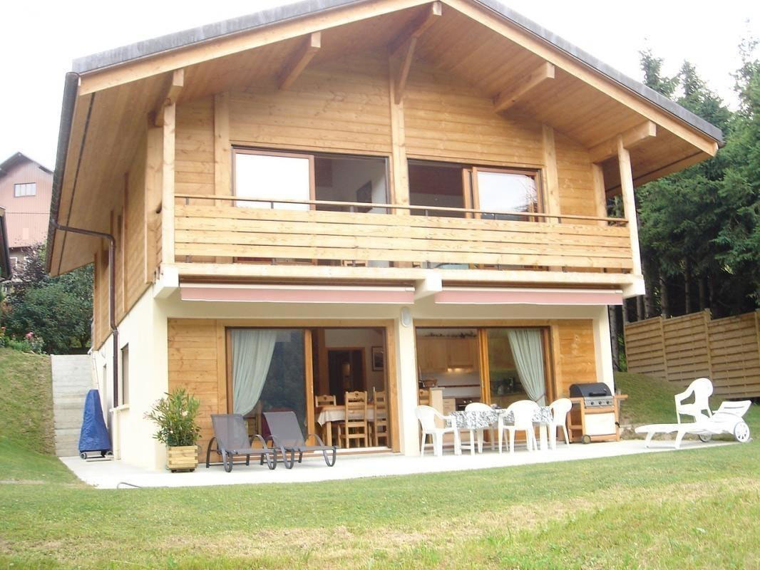 Vaste terrasse entour&eacute;ernd'un grand jardin.rnStores ext&eacute;rieurs pare-soleil &eacute;lectriques.