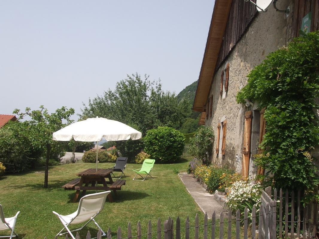 La maison est situ&eacute;e sur un chemin sans issue, il y a donc peu de circulation. 
Le terrain de 1600 m2 est en partie clos pour le plaisir des petits ou de nos amis &agrave; 4 pattes.