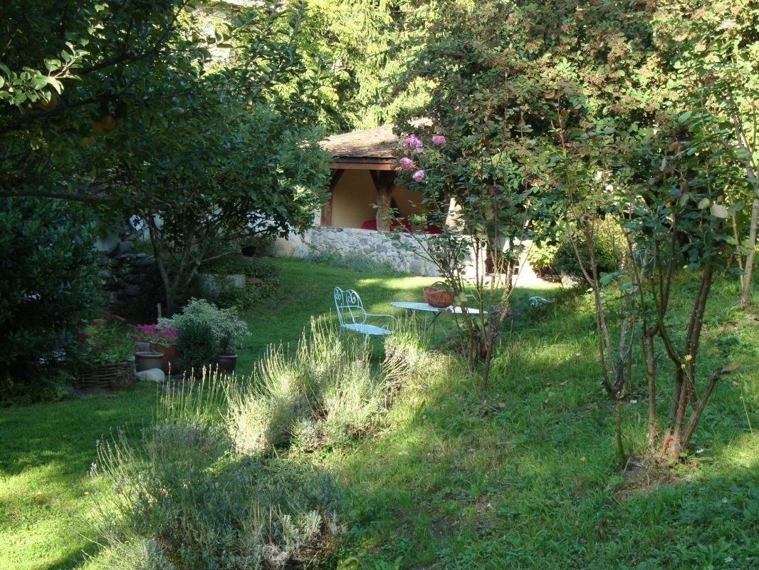 Vue sur le four &agrave; pain au fond du jardin