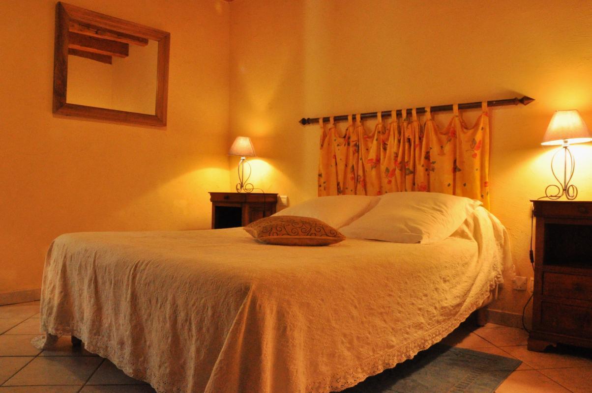 1&egrave;re chambre du g&icirc;te avec sanitaires complets individuels + TV + Rangements