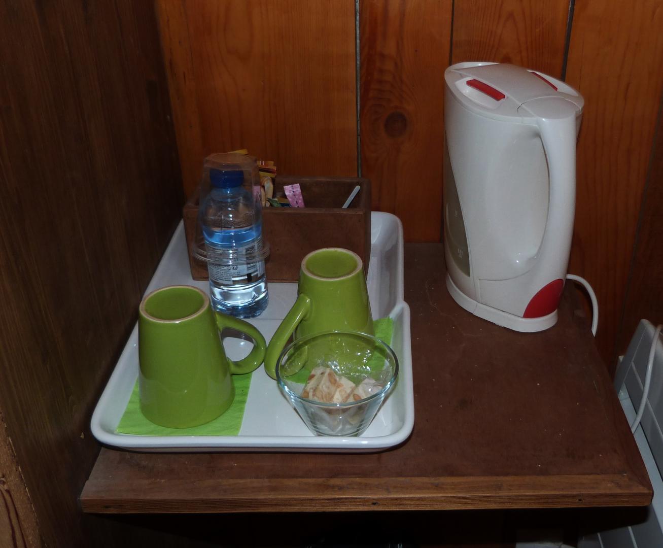 Chambre Emeraudern2/3 personnesrnSalle de bain et WC ind&eacute;pendant et s&eacute;par&eacute;.rnT&eacute;l&eacute;vision