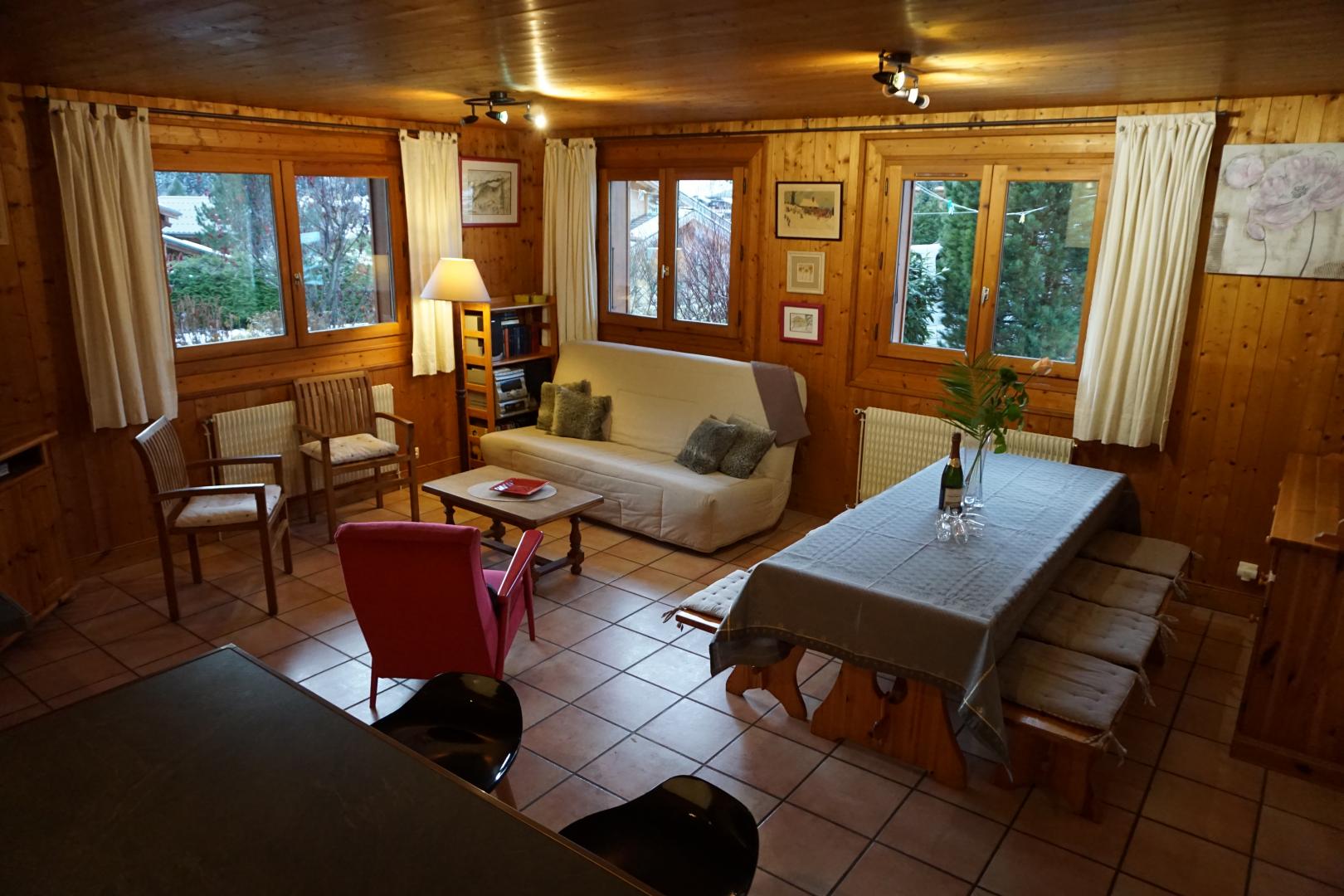 ETE ... Superbe terrasse et jardin plein sud. A 2 pas parking 2 emplacements r&eacute;serv&eacute;s, d&eacute;part du sentier de randonn&eacute;e de TRE LA TETE et la montagne...