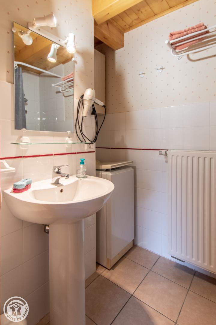 La chambre enfants, l'armoire et la salle d'eau attenante