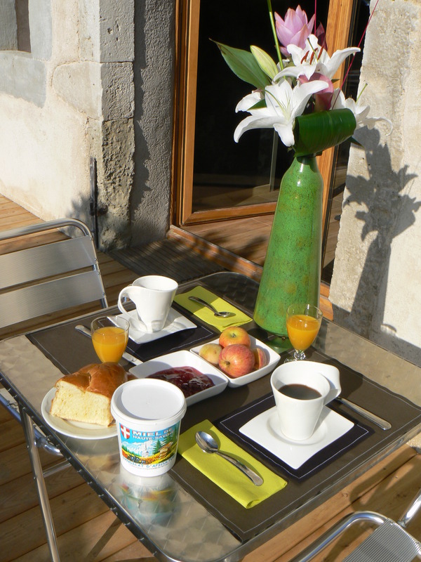 Petit d&eacute;jeuner sur la terrasse