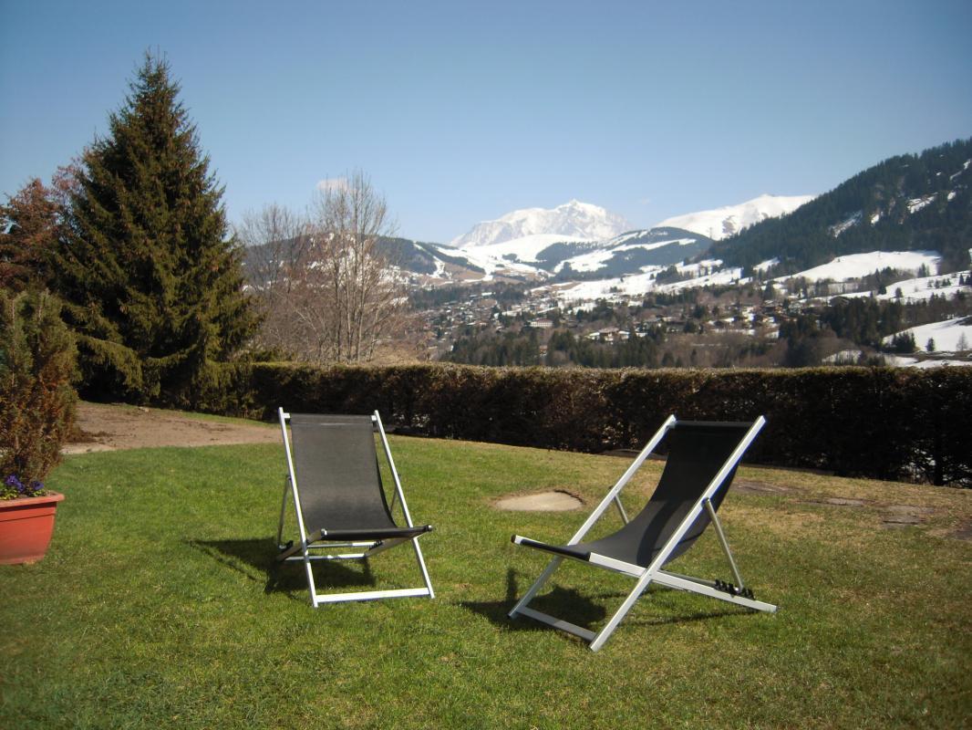 Jardin avec transats face au Mont-Blanc