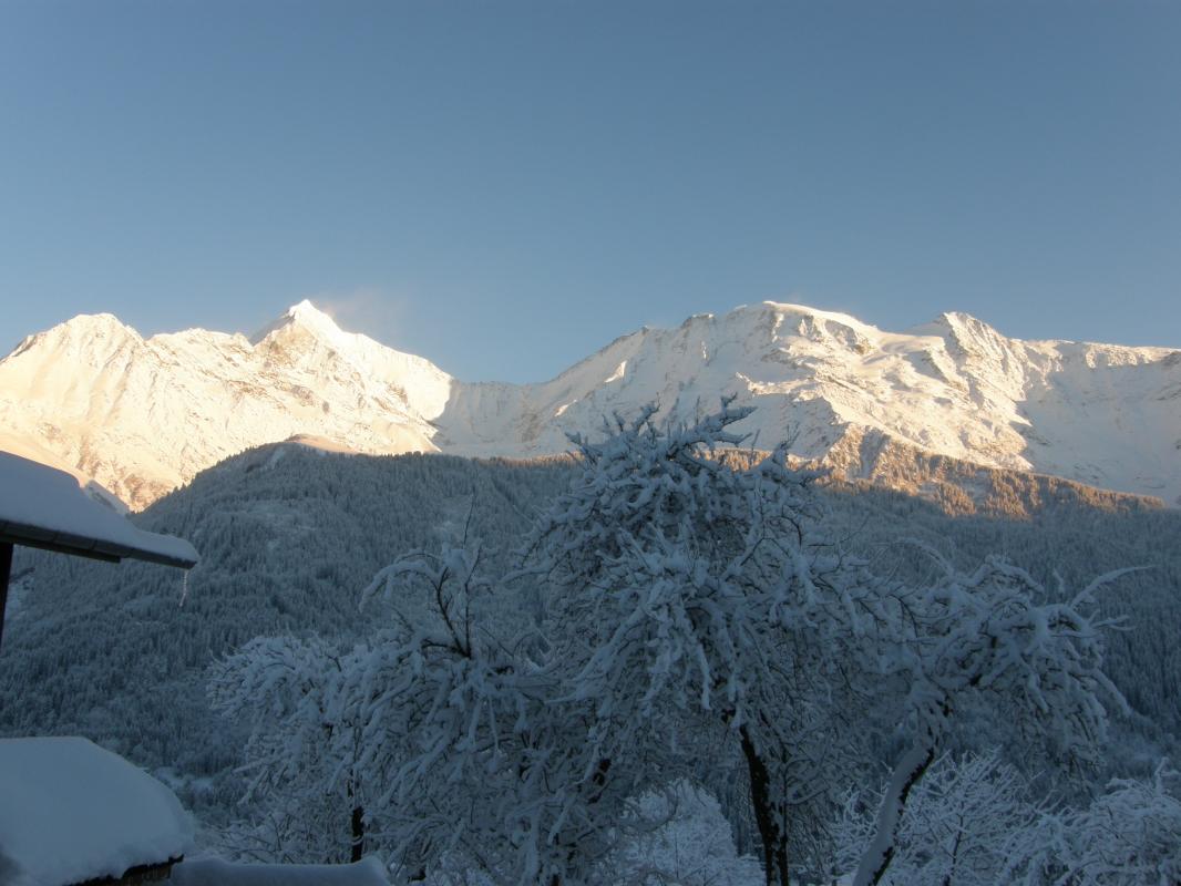 Vue sur les montagnes en hiver. 