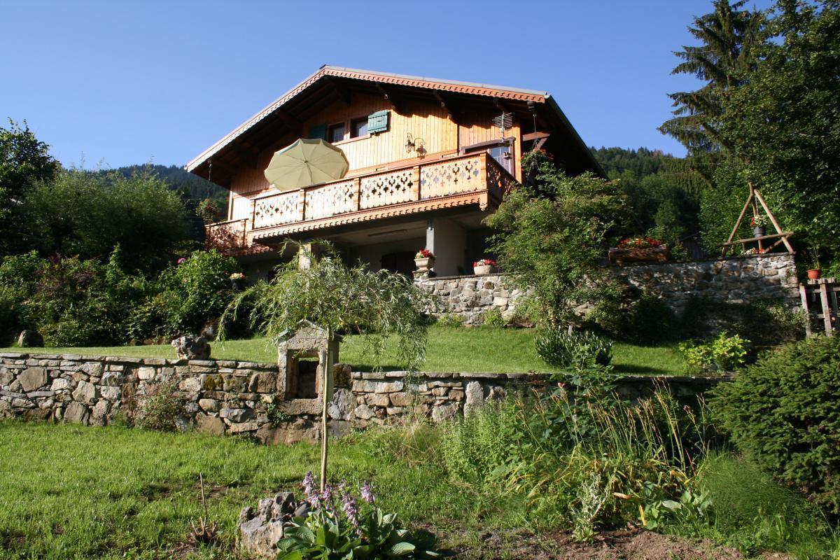 Le g&icirc;te vu du parc
