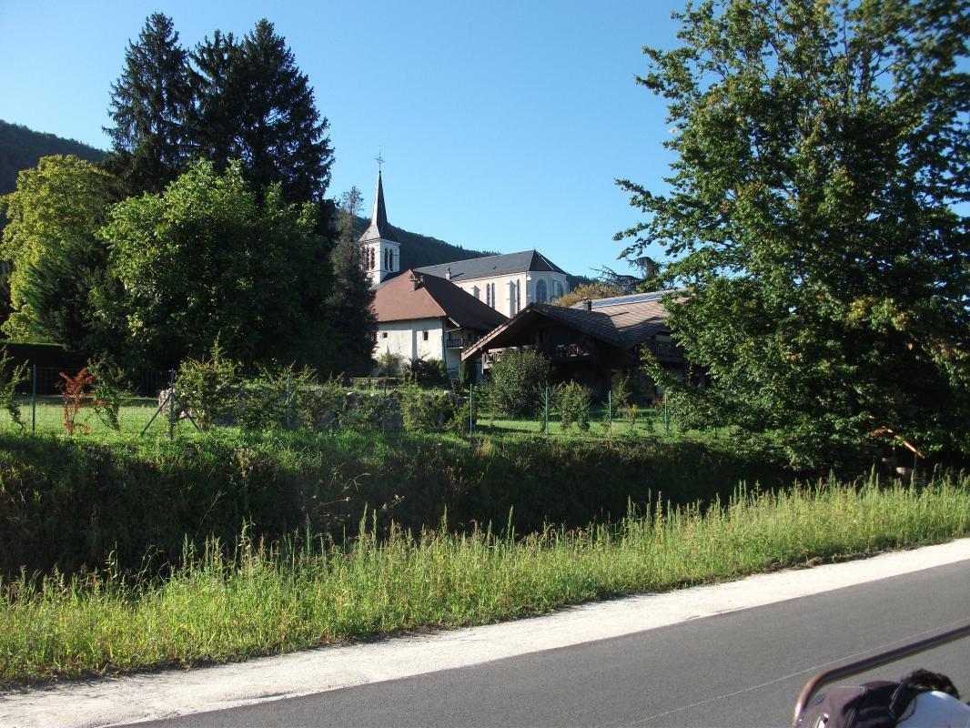 L'&eacute;glise de S&eacute;vrier vue depuis la piste cyclable