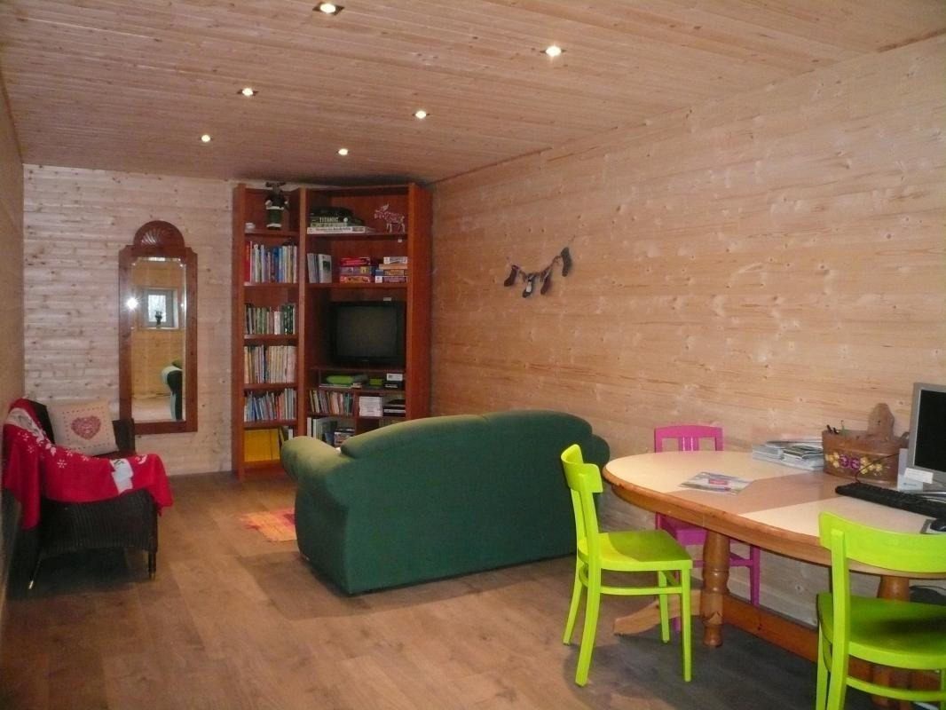 salle de jeu, console de jeu Wii, ordinateur avec acc&egrave;s internet, bande-dessin&eacute;es, DVD, livres randonn&eacute;es