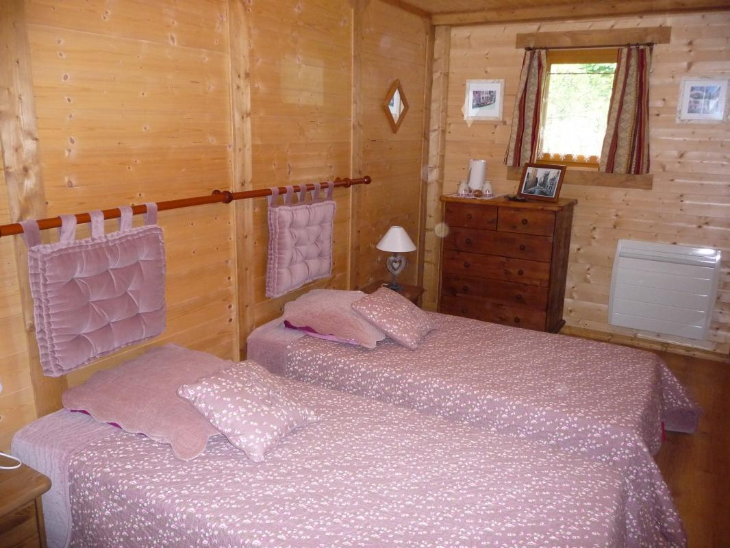 Chambre Framboise: 2 personnesrn2 lits 90x190rnSalle d'eau et Wc ind&eacute;pendant et s&eacute;par&eacute;-T&eacute;l&eacute;vision