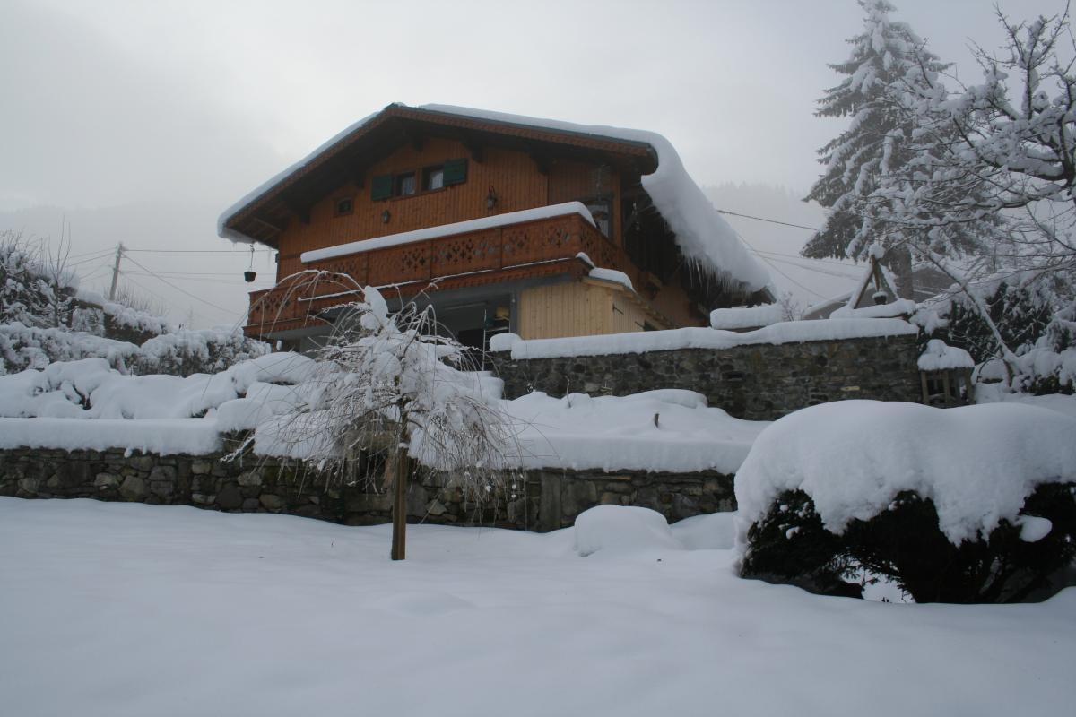Le g&icirc;te vu du parc en hiver