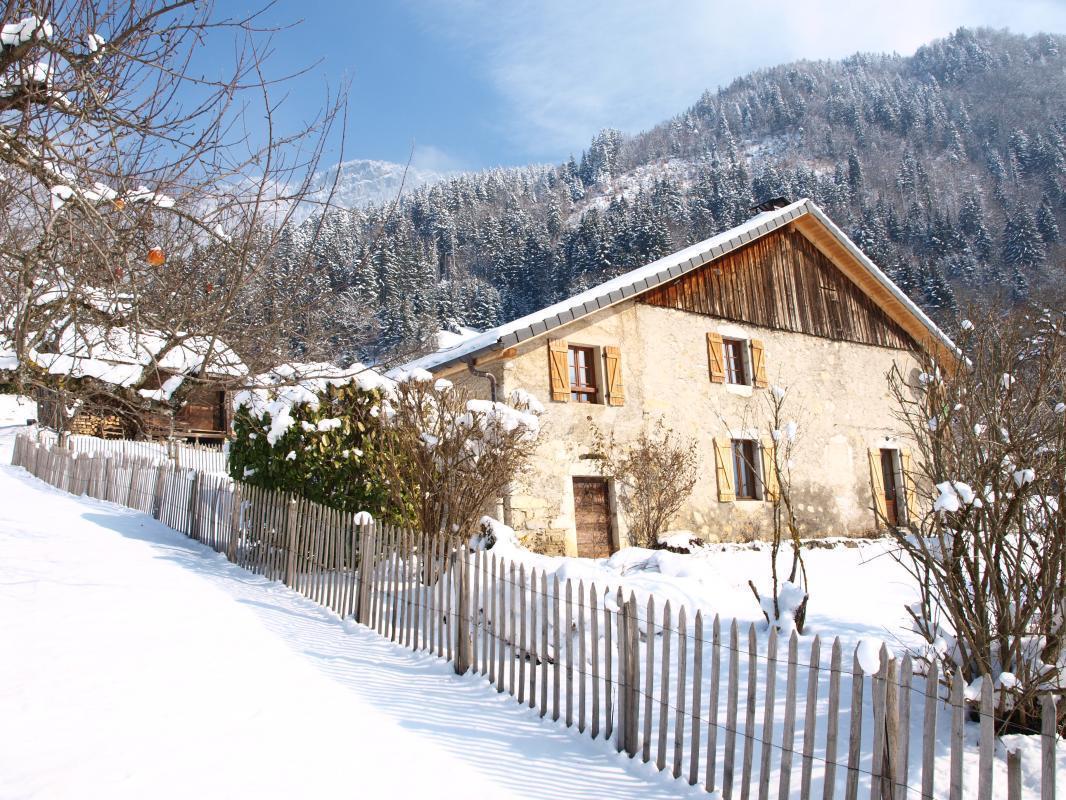 La maison sous la neige garde tout son charme,et son confort douillet est d'autant plus appr&eacute;ci&eacute;.