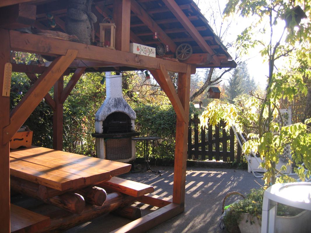 Plein sud, la pergola avec la table foresti&egrave;re