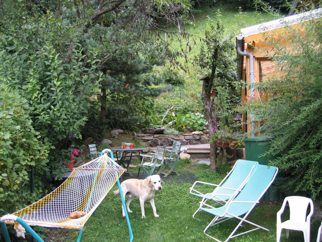 Deux vastes baies s'ouvrent sur un petit jardin