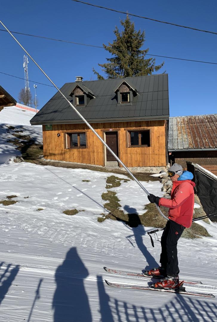 mont&eacute;e d'un skieur devant le g&icirc;te
