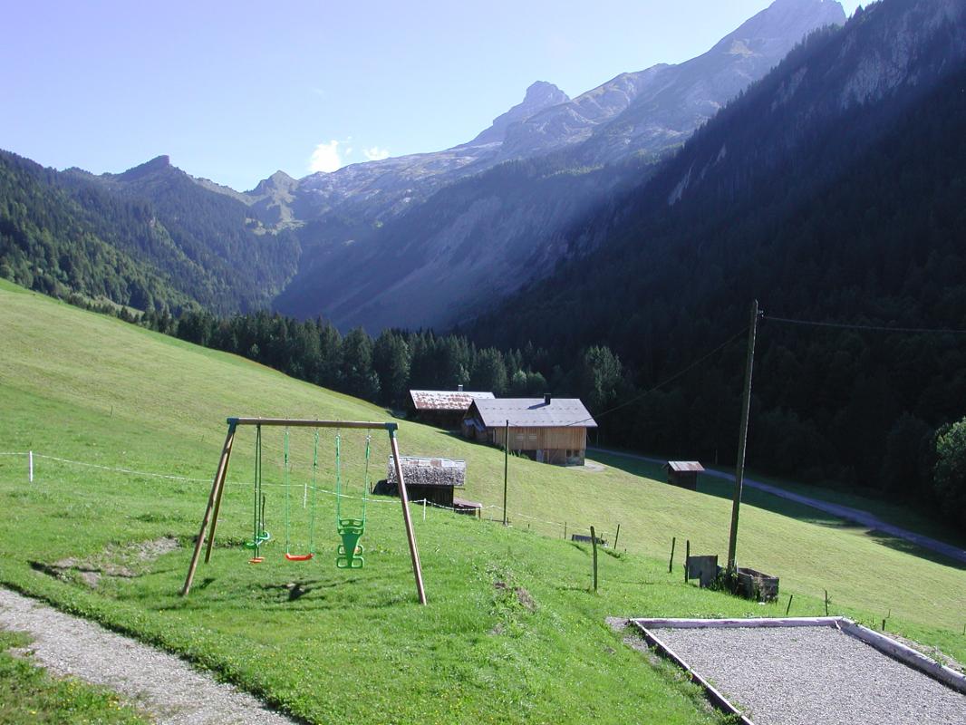 Le terrain de p&eacute;tanque, le portique balan&ccedil;oires, la vall&eacute;e et une partie de la cha&icirc;ne des Aravis