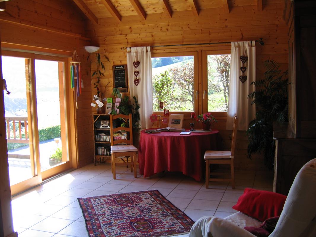 La salle de d&eacute;tente vue oppos&eacute;e