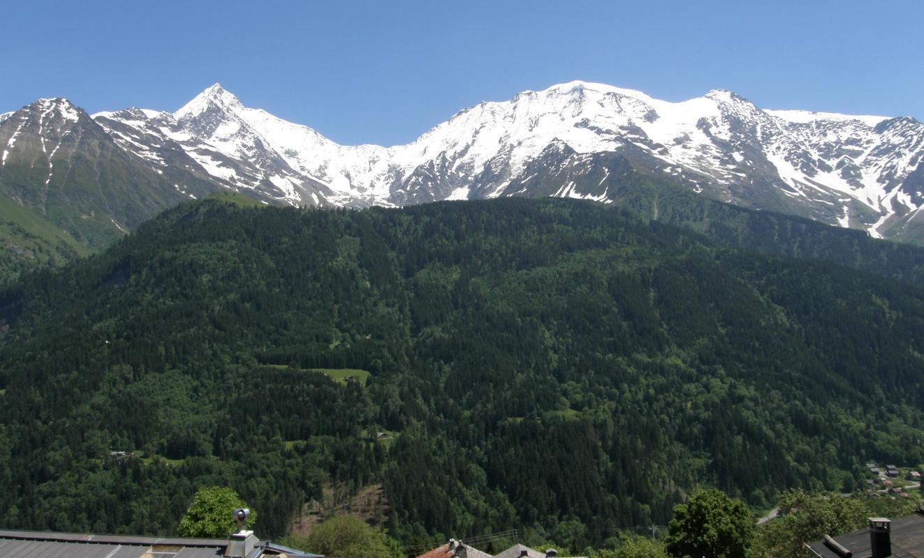 Surplombe les Contamines-Mont-Joies; nombreuses activit&eacute;s &agrave; une bonne vingtaine de minutes