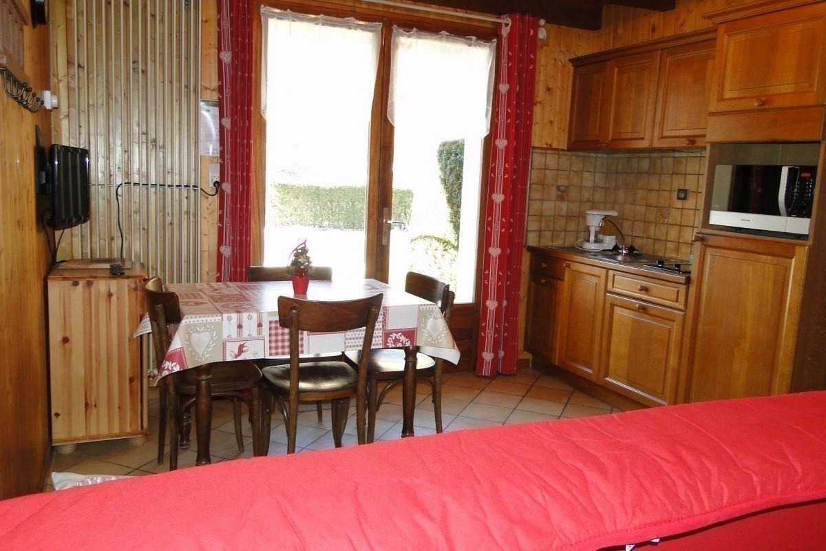Salle commune avec cuisine