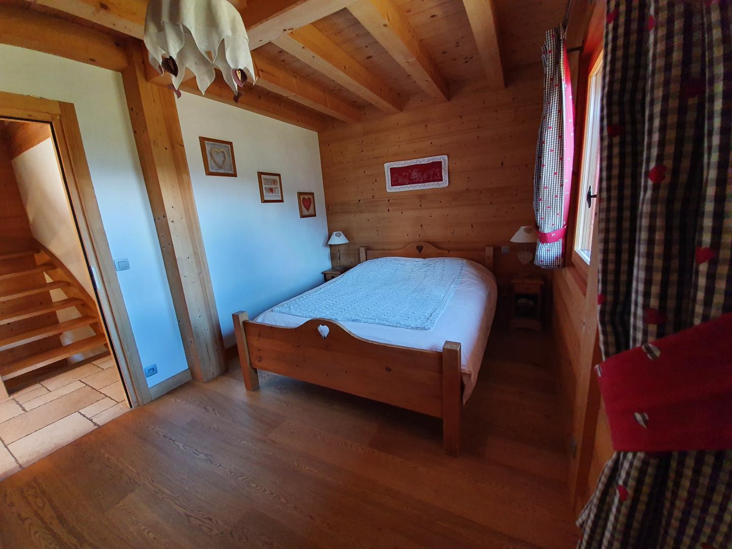La pi&egrave;ce &agrave; vivre c&ocirc;t&eacute; salon avec acc&egrave;s direct &agrave; la terrasse bois de 30m&sup2; par baie coulissante.