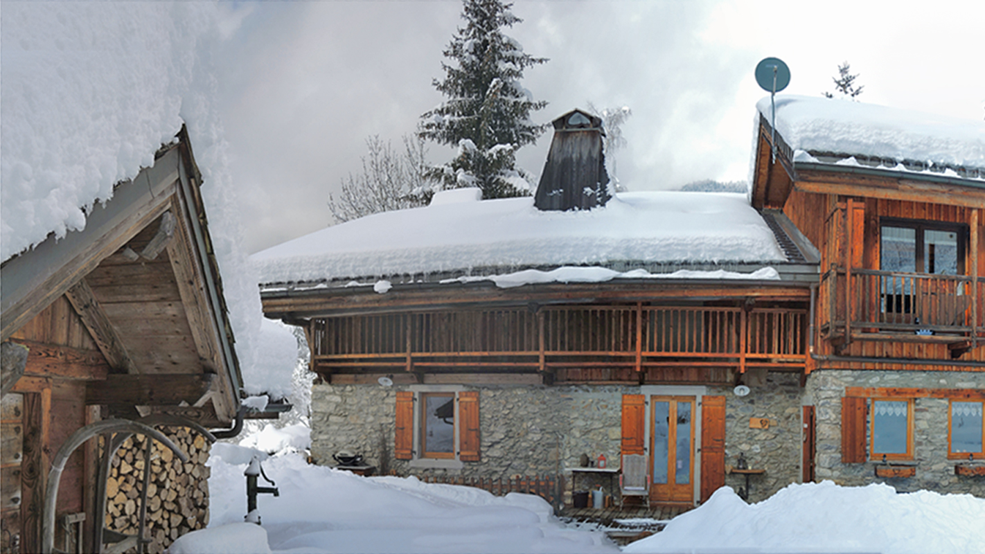Mazot devant la maison sous la neige