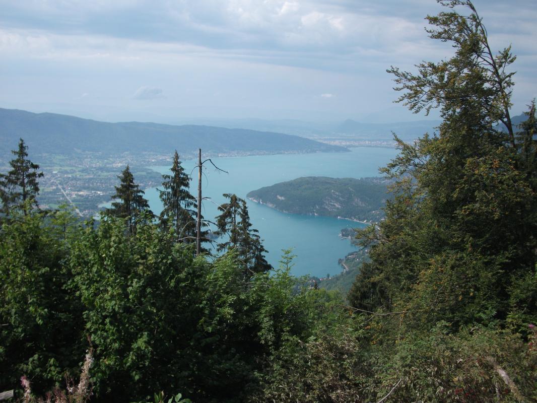 Le lac d'Annecy vu depuis le Col de la Forclaz (d&eacute;part parapentes)
