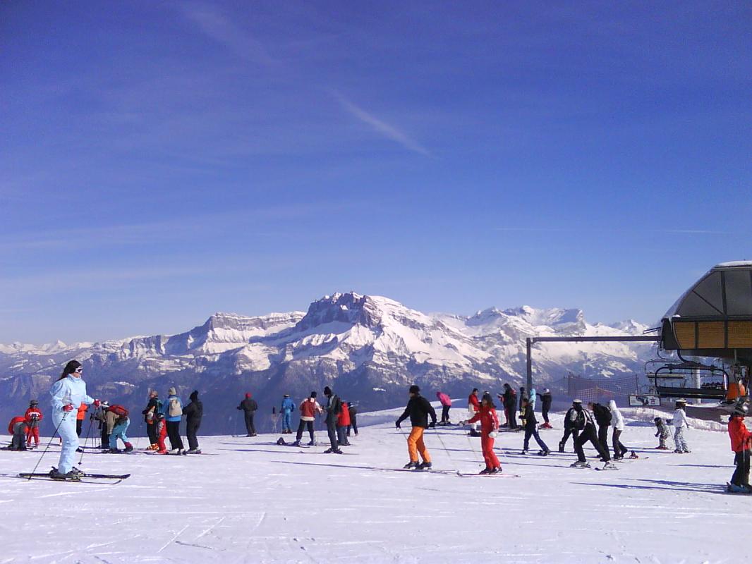 A environ 300 m&egrave;tres d&eacute;part des pistes.