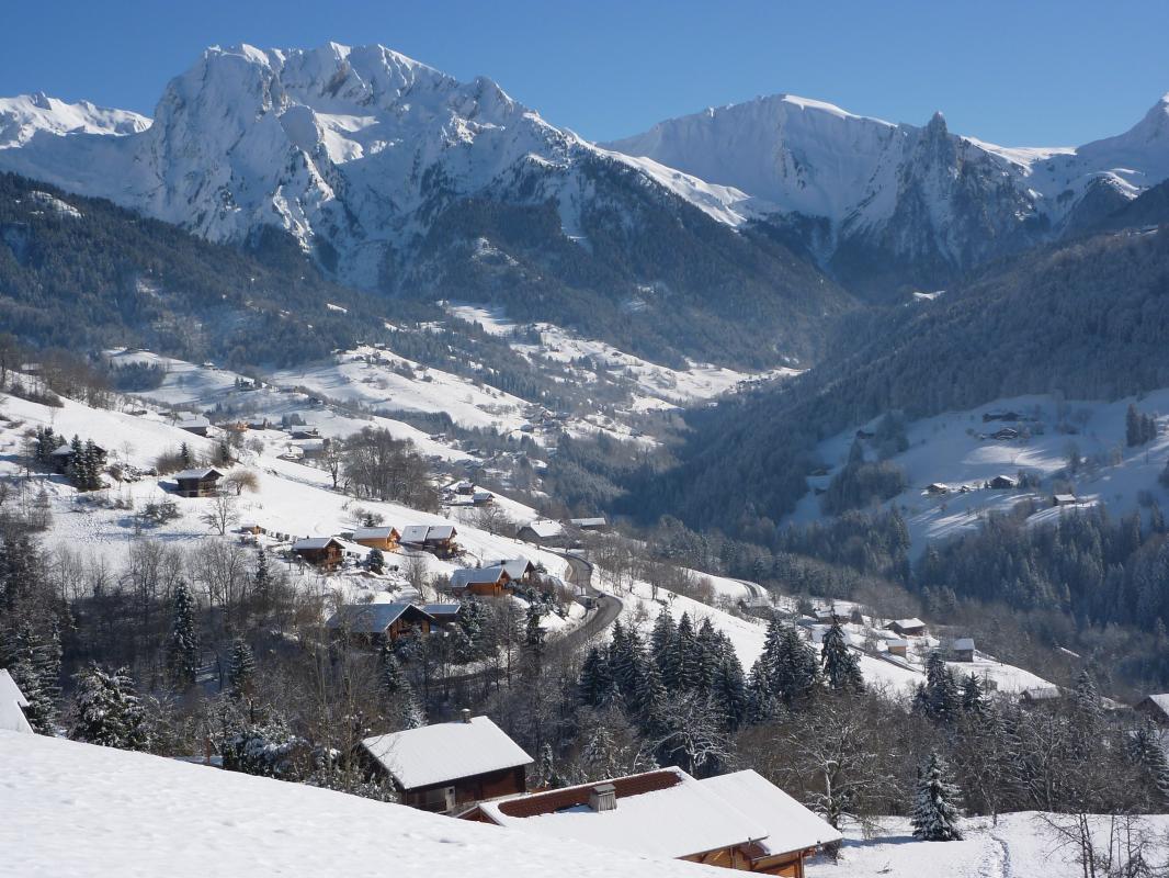 Magnifique vue de la vall&eacute;e de Manigod l'hiver et vue du chalet qui se trouve &agrave; 1cm au dessus de la route (vers la gauche, il y a 4 chalets) 