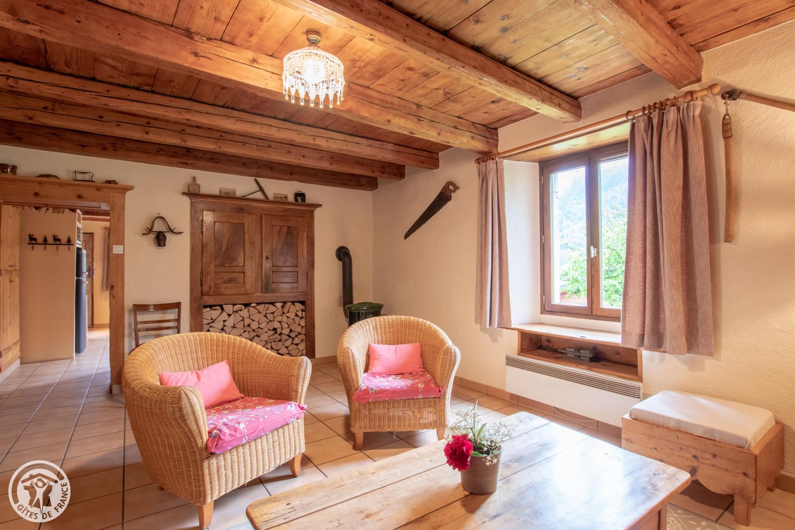 La chambre est &eacute;quip&eacute;e d'un lit b&eacute;b&eacute; &agrave; barreaux pour accueillir confortablement les plus petits.Une chaise haute est aussi &agrave; disposition.