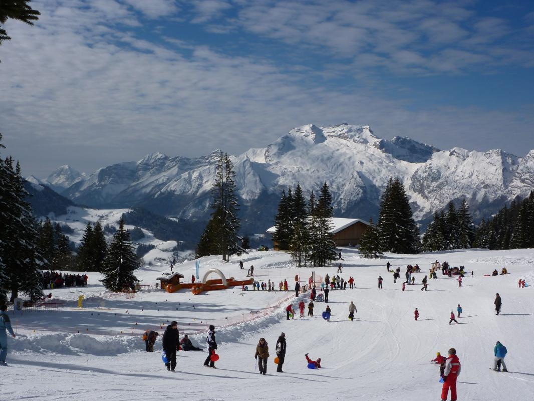 Manigod est une agr&eacute;able station de ski familiale.Superbe vue de la station et de l'&eacute;cole de ski pour les petits.  