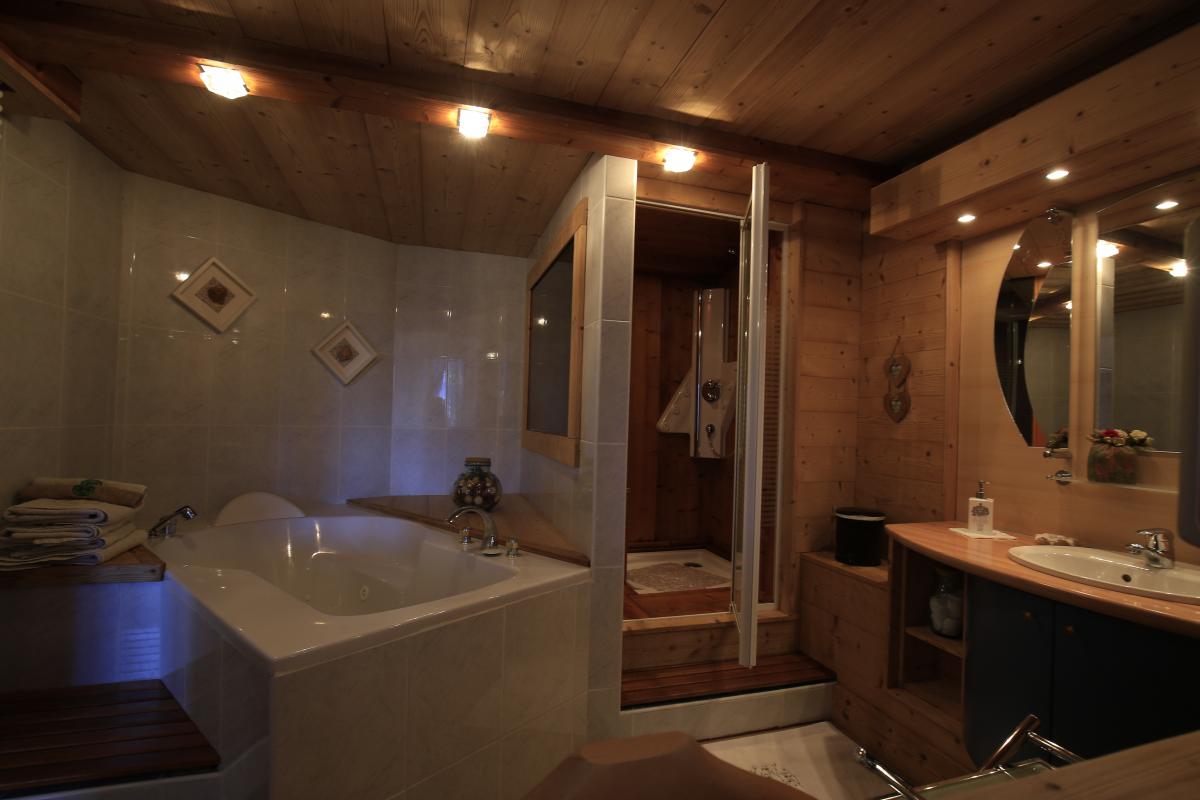 Chalet l'hermine, Chambre d'H&ocirc;tes, salle de bain priv&eacute;e avec baignoire baln&eacute;o et grande douche &agrave; jets
