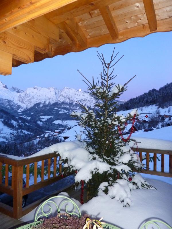 Un aper&ccedil;u d'un No&euml;l &agrave; Manigod!rnVue de la terrasse du Chalet sur le massif de la Tournette.