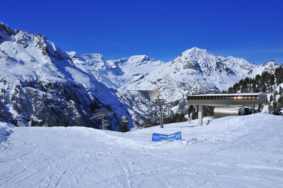 Vue hivernale autour des Chambres d'H&ocirc;tes. Un authentique village de montagne et une station de ski tout a la fois.