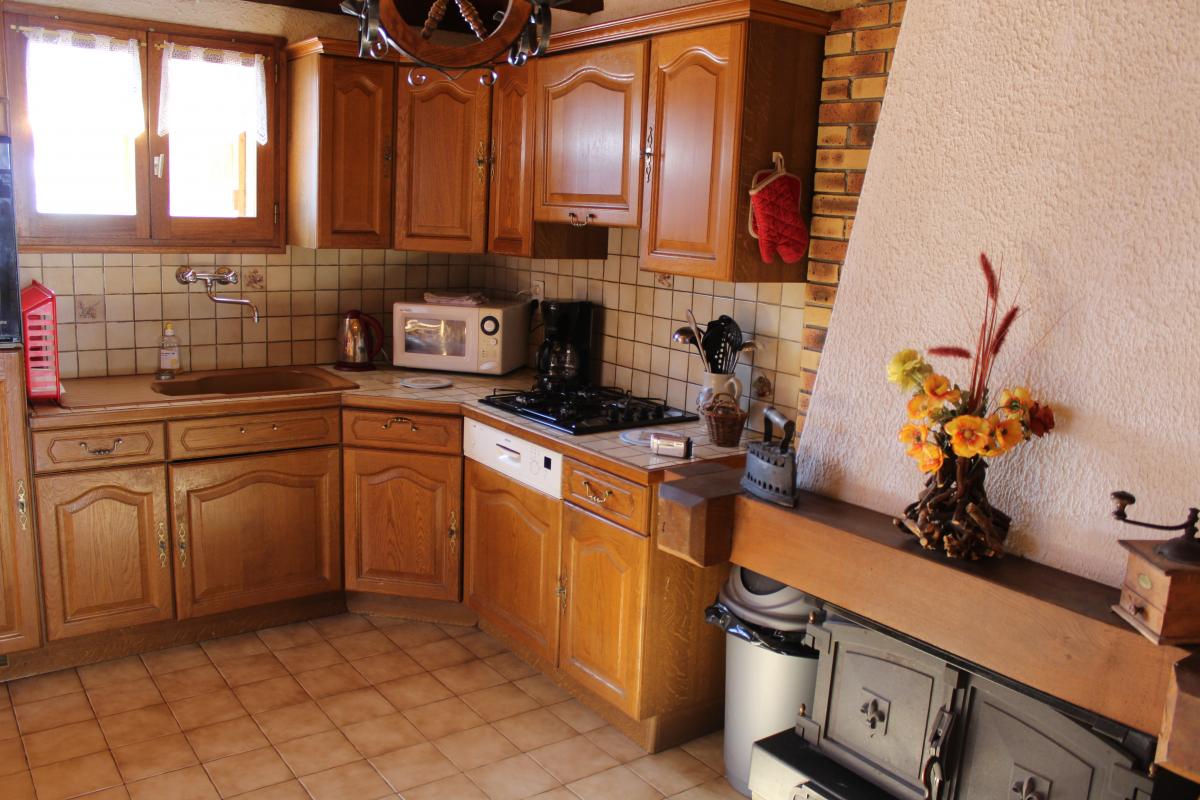 Cuisine int&eacute;gr&eacute;e (frigo, congel, plaque 4 feux, hotte, four, micro-ondes, cafeti&egrave;re, bouilloire, grille pain, appareils &agrave; fondue et &agrave; raclette)