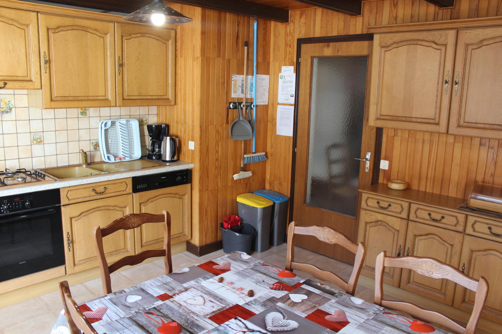 Cuisine int&eacute;gr&eacute;e (frigo, plaque 4 feux, four, micro ondes, lave vaisselle), acc&egrave;s au bacon Sud. 