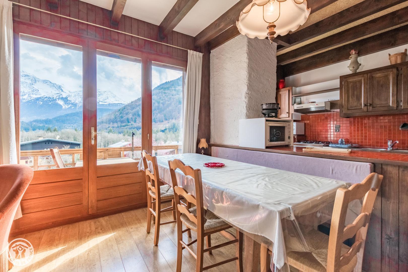 S&eacute;jour salon avec vue sur la cuisine