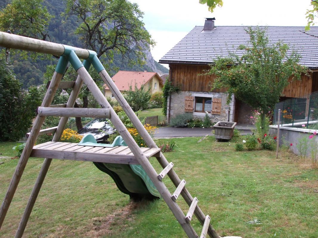Une aire de jeux pour les enfants et un terrain de p&eacute;tanque sont disponibles pr&eacute;s du bassin traditionnel o&ugrave; coule une eau fraiche et potable capt&eacute;e dans la montagne.