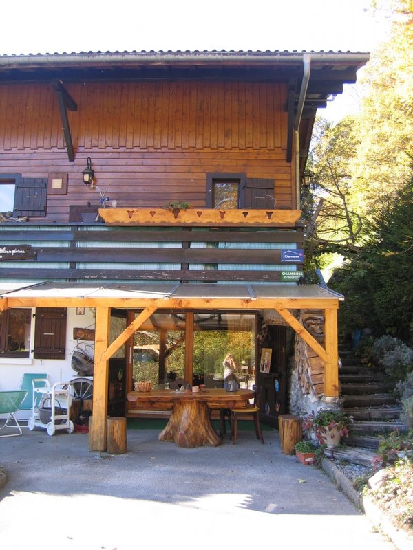 La pergola abrite la table foresti&egrave;re