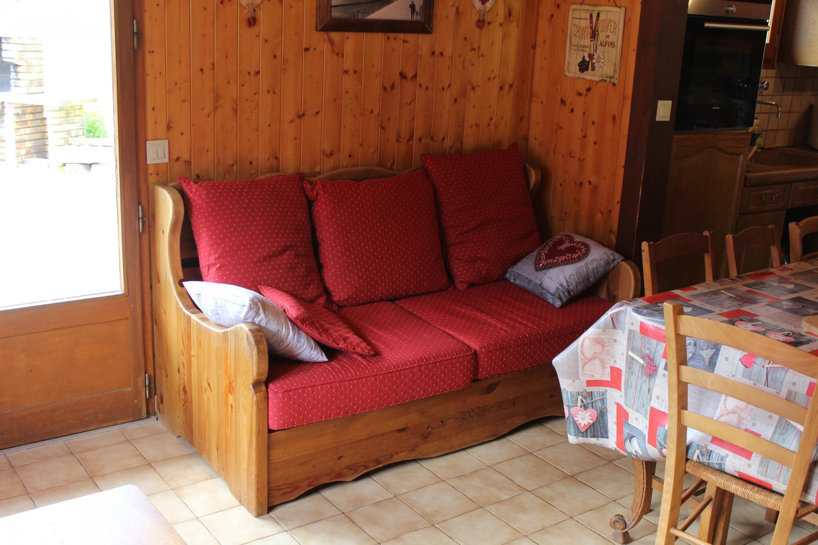 Coin salon avec TV TNT, lecteur DVD