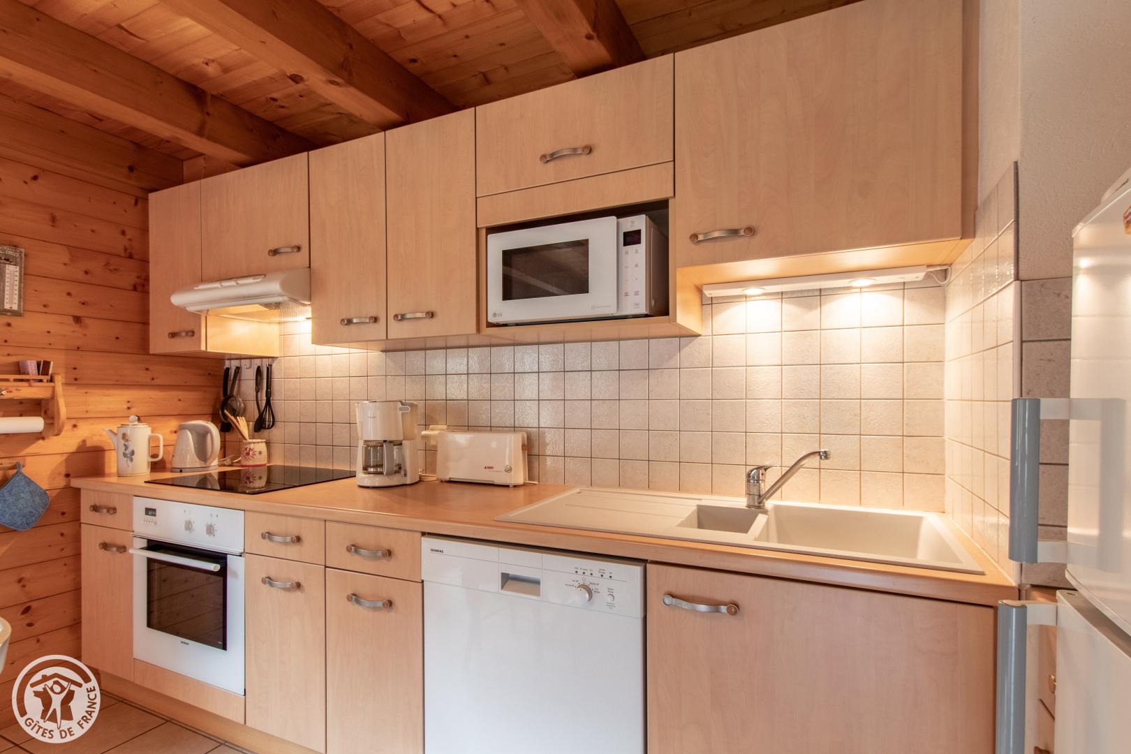 La cuisine, le coin repas, la porte-fen&ecirc;tre acc&egrave;s balcon face SUD