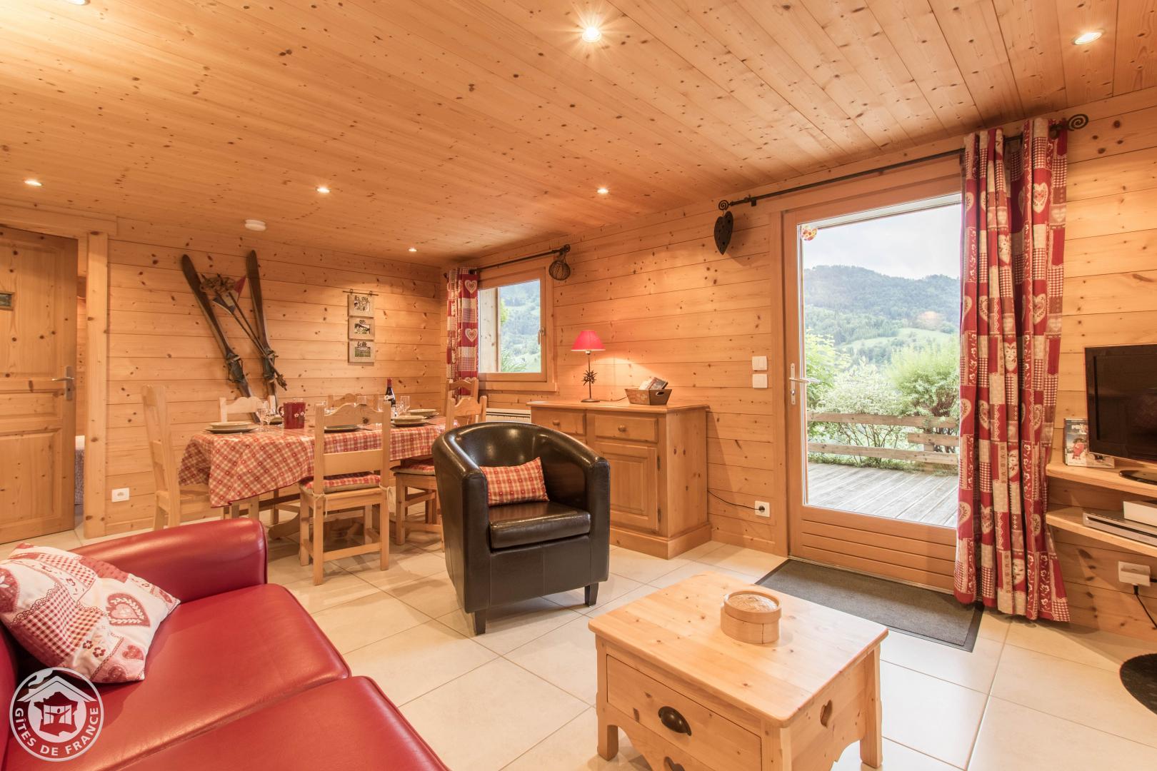 Vue salle &agrave; manger c&ocirc;t&eacute; oppos&eacute; par rapport &agrave; la photo pr&eacute;c&eacute;dente,avec acc&egrave;s &agrave; gauche vers la cuisine. Meubles tout en pin dans tout l'appartement.