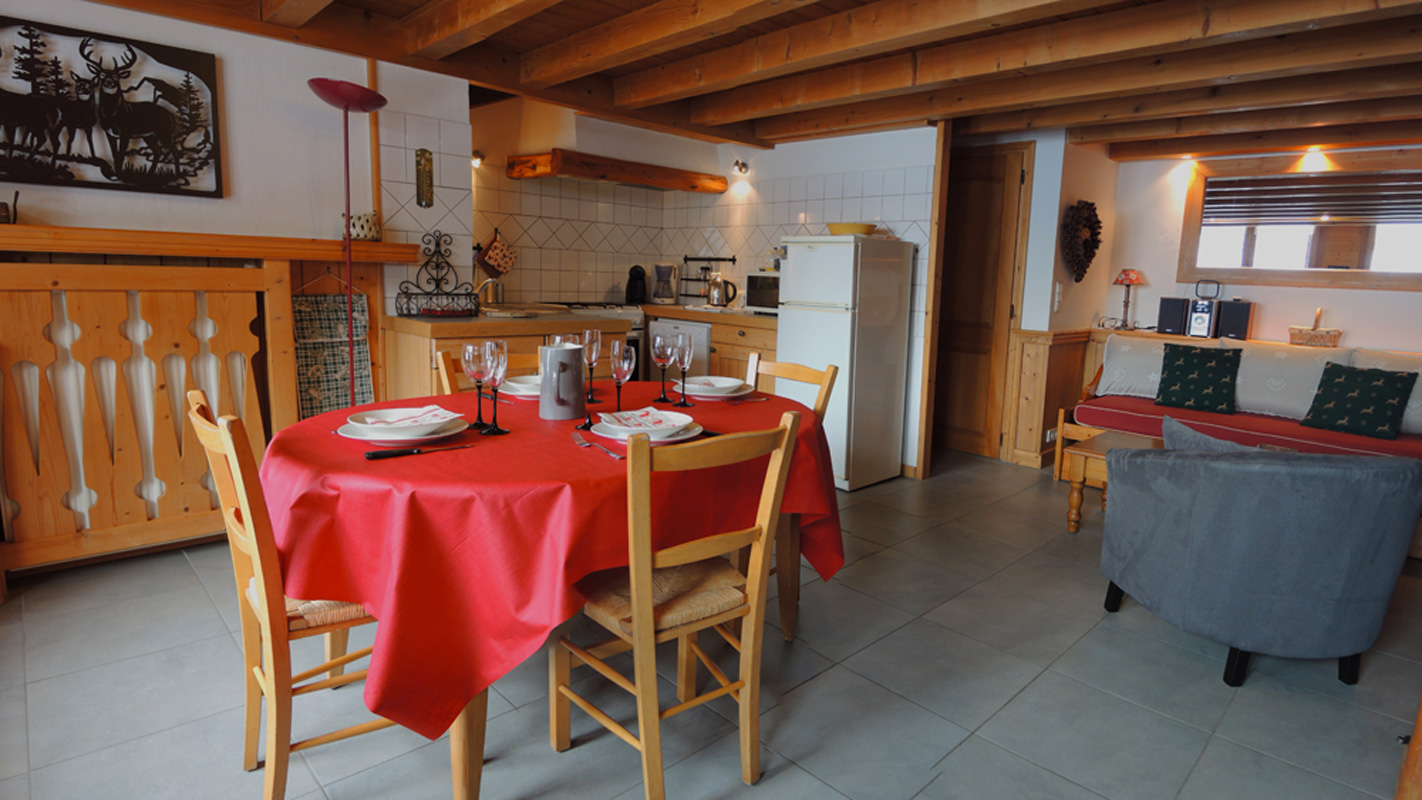 Int&eacute;rieur du G&icirc;te: coin cuisine et repas
