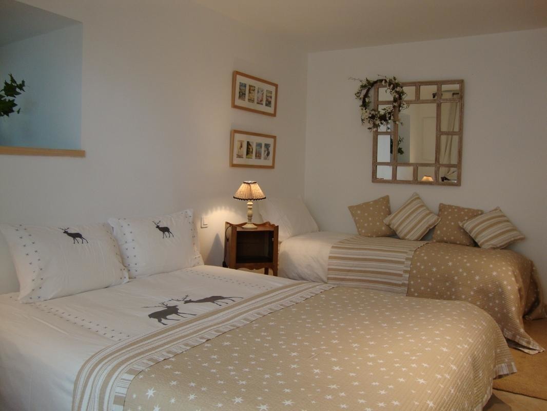 Chambre avec 1 lit 2 personnes 1 lit 1 pers.