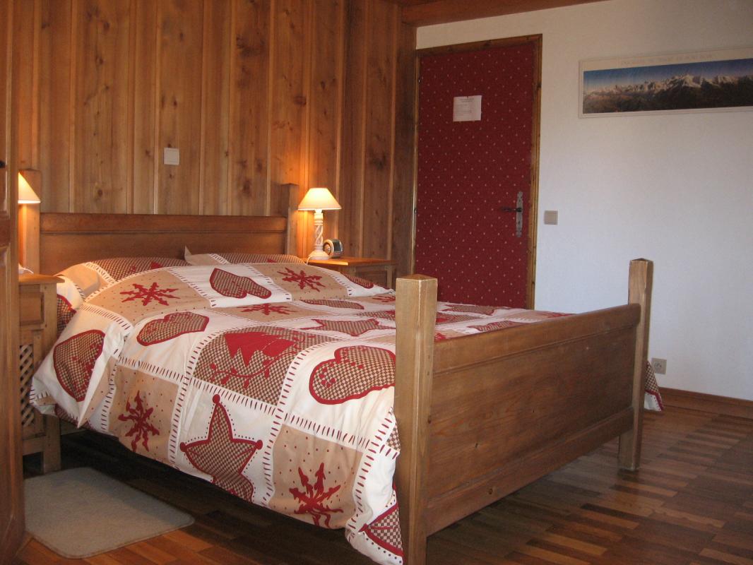 Vue de la chambre au d&eacute;cor bois&eacute;.