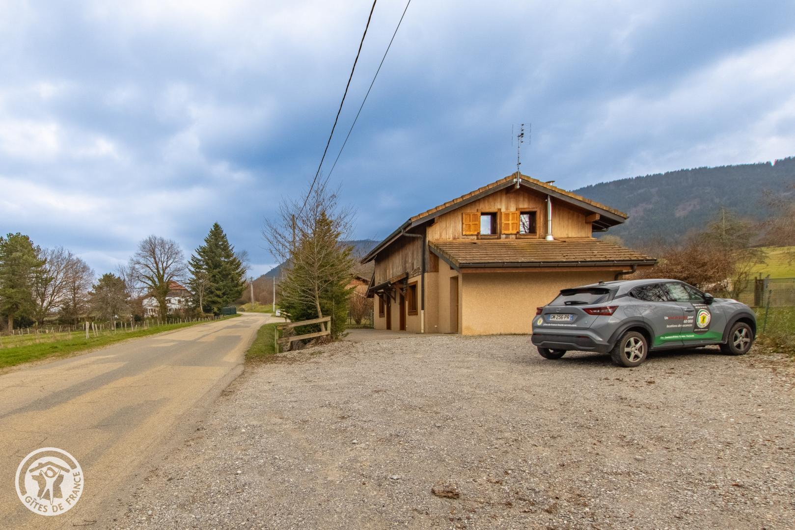 Le g&icirc;te est situ&eacute; entre deux stations de skis Bernex et Thollon 8mn.