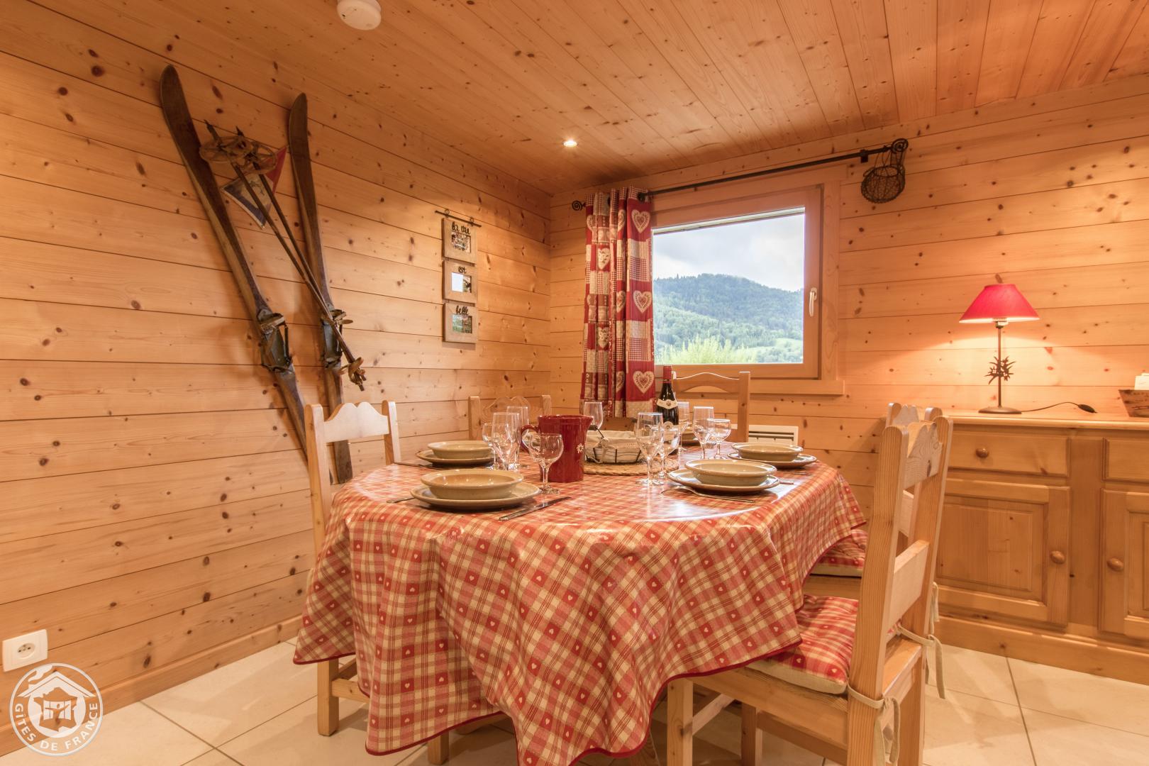 Chambre toute en pin nomm&eacute;e "Bonheur" avec 1 lit de 140 et 1 lit de 90 vue du grand lit sur la montagne.rnEt quel plaisir au petit matin de d&eacute;couvrir le magnifique panorama en ouvrant les volets!