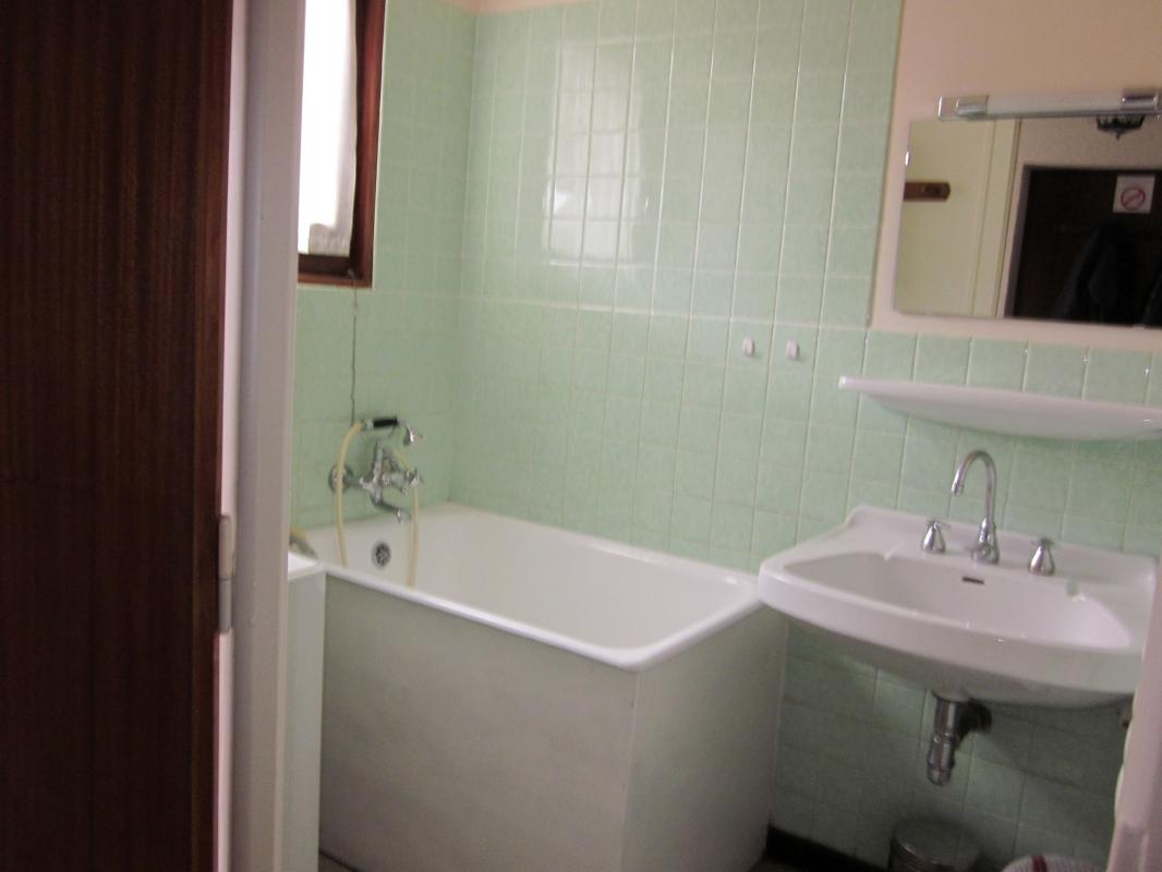 salle de bains avec machine &agrave; laver 